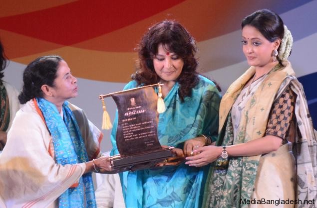 Mamata_Banerjee_suchitra-sen_daughter_MoonMoonSen-Granddaughter-Raiman-sen_awardBANGA_VIBHUSAN__1088938f