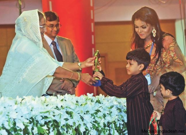 humayun-ahmed-sons-received-award-ghetu-putra-kamala