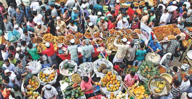 busy people iftar time in Bangladesh to buy iftari